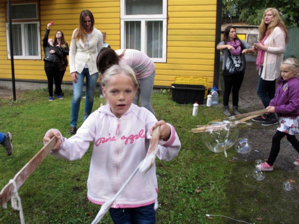 Everyone likes to make bubbles, right? Why not GIANT ones?